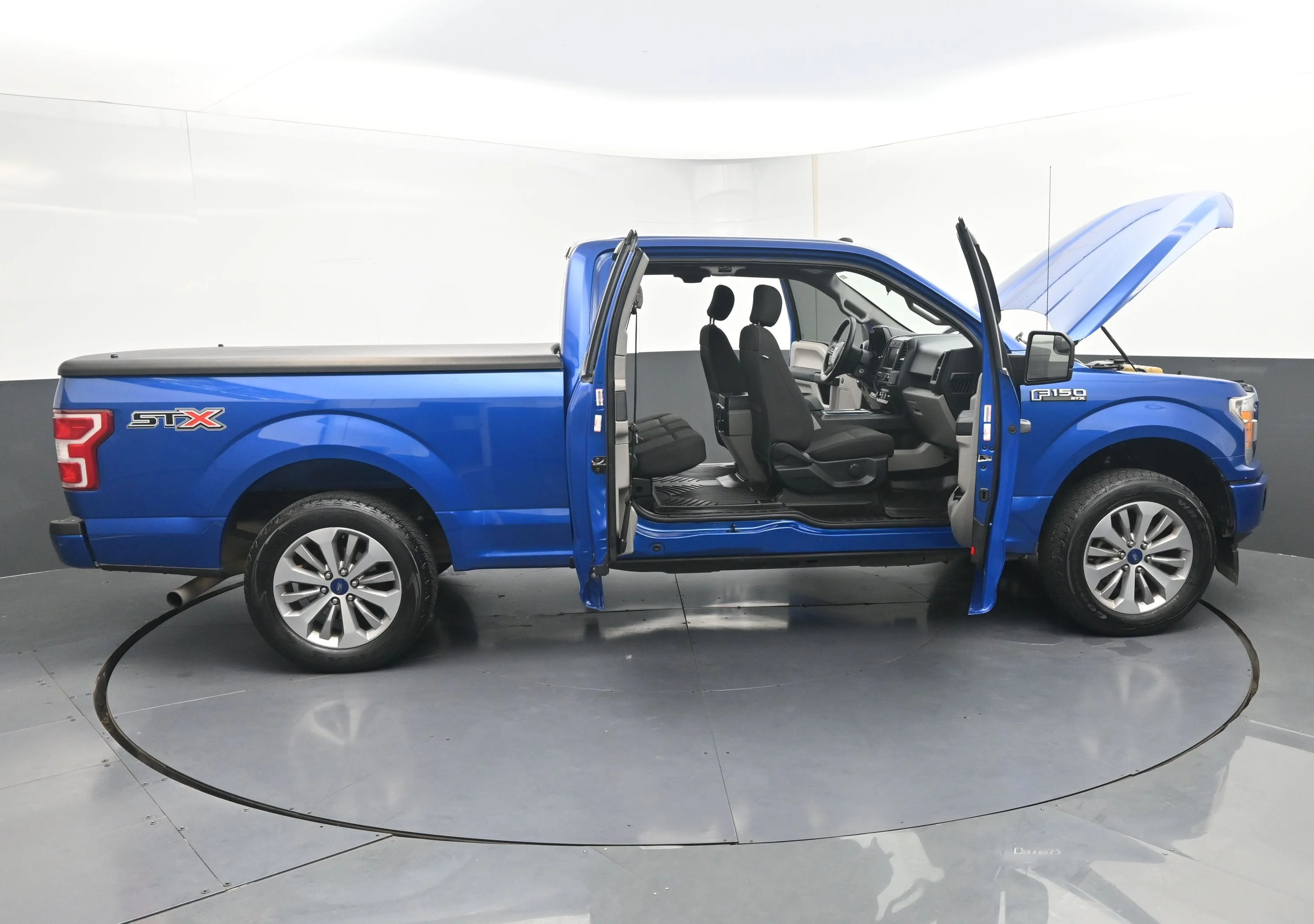 Used 2018 Blue Ford XL image 20