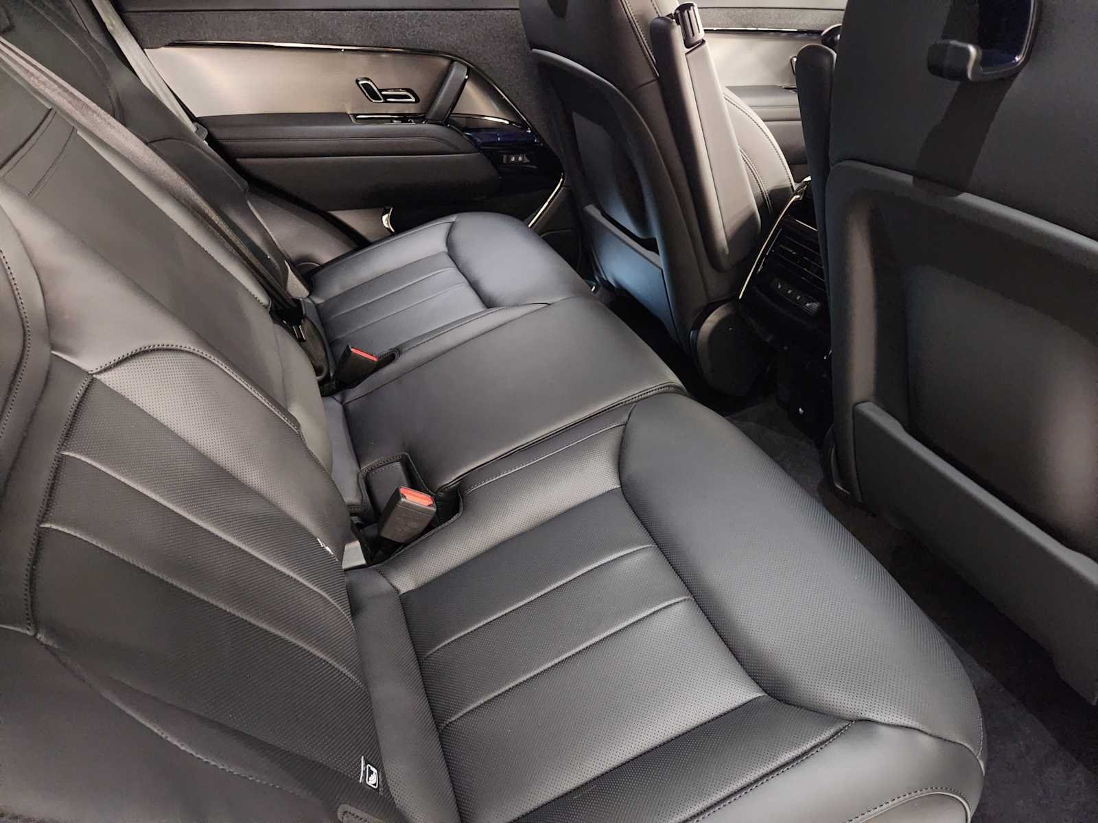 New 2026 Fuji White Land Rover Dynamic SE image 30