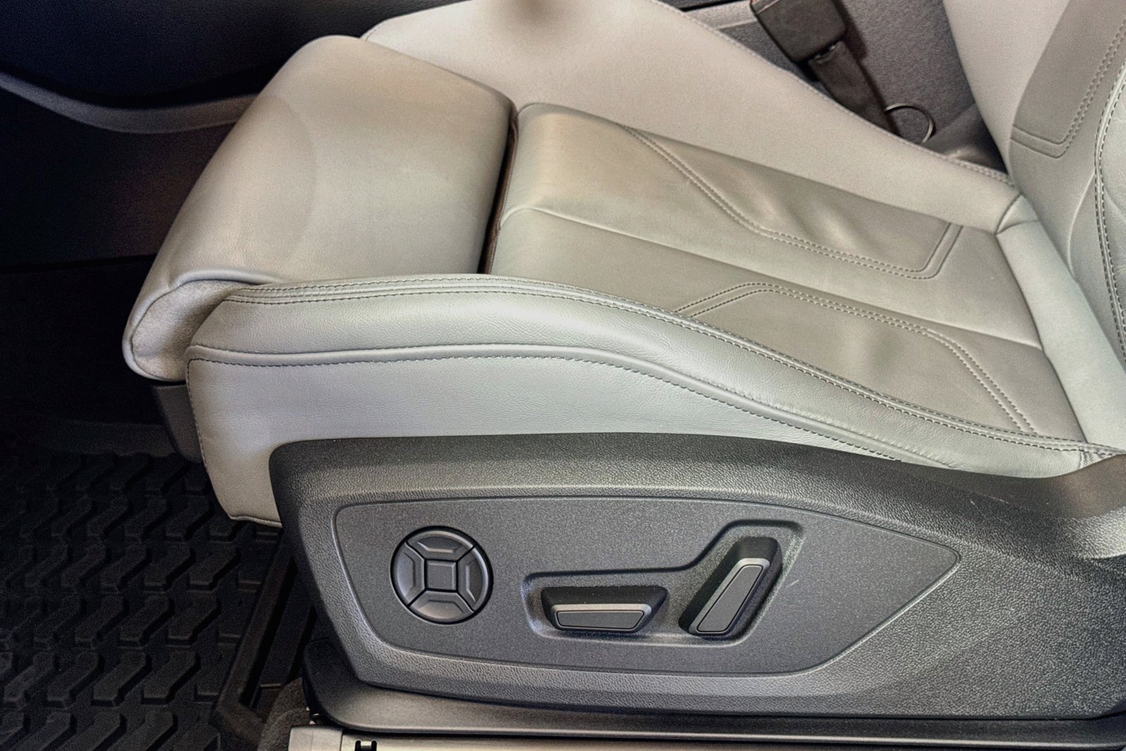 Used 2025  Audi S line Premium image 18