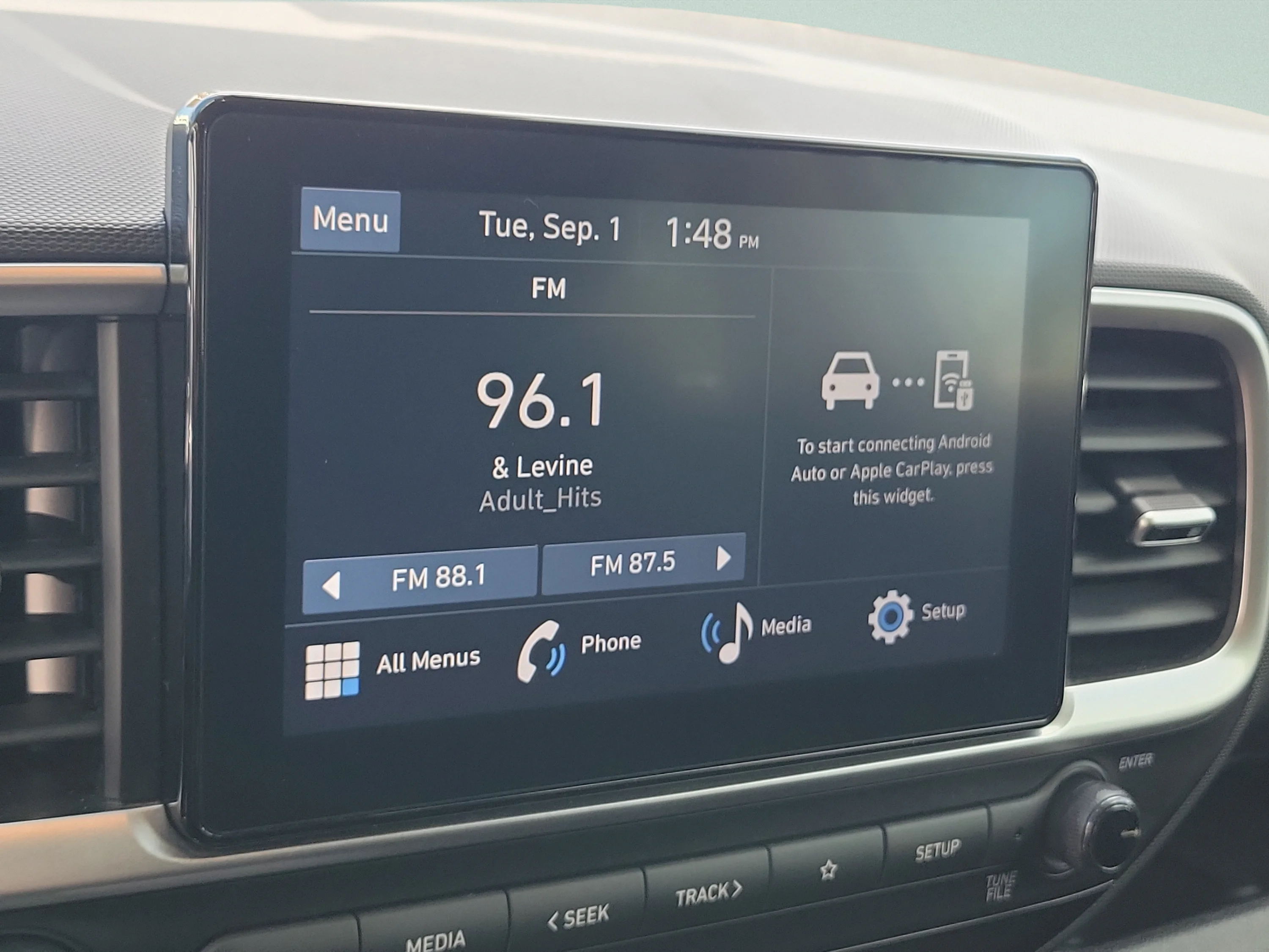 Used 2025 Shimmering Silver Hyundai SE image 27