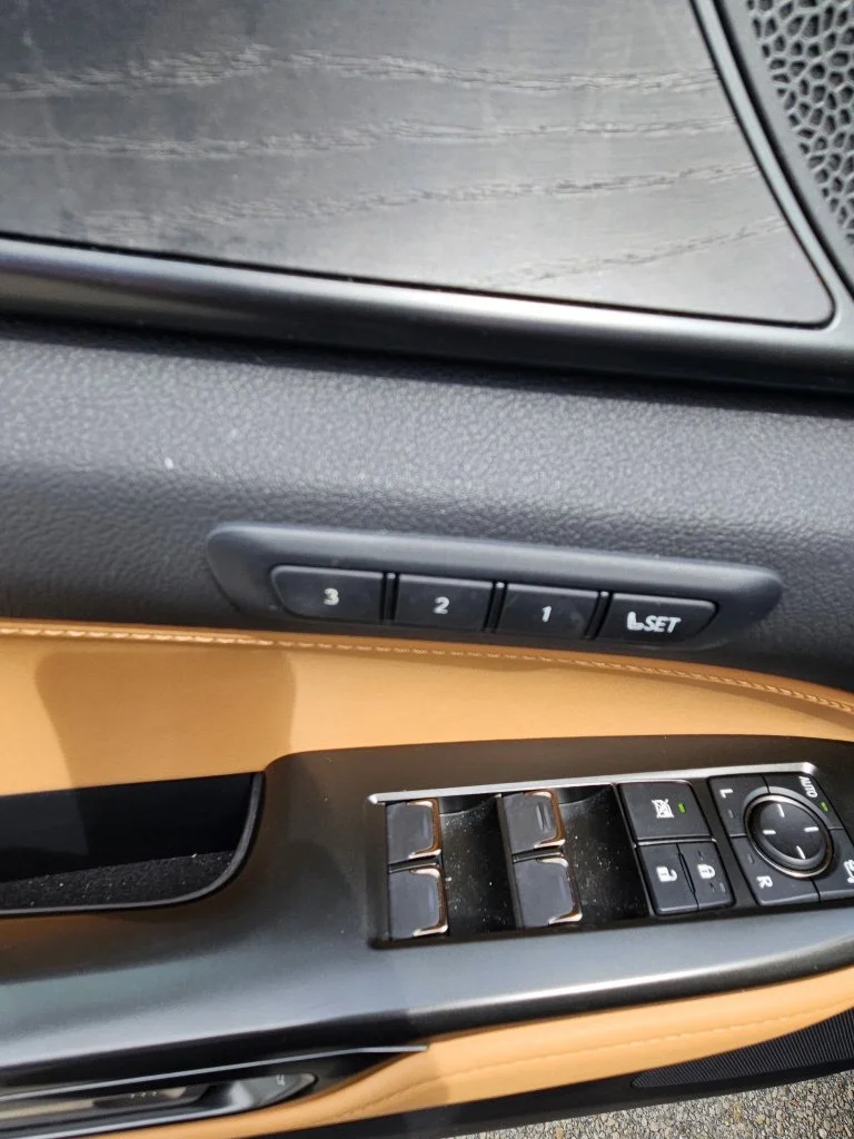 Used 2025  Lexus 350h Luxury image 13