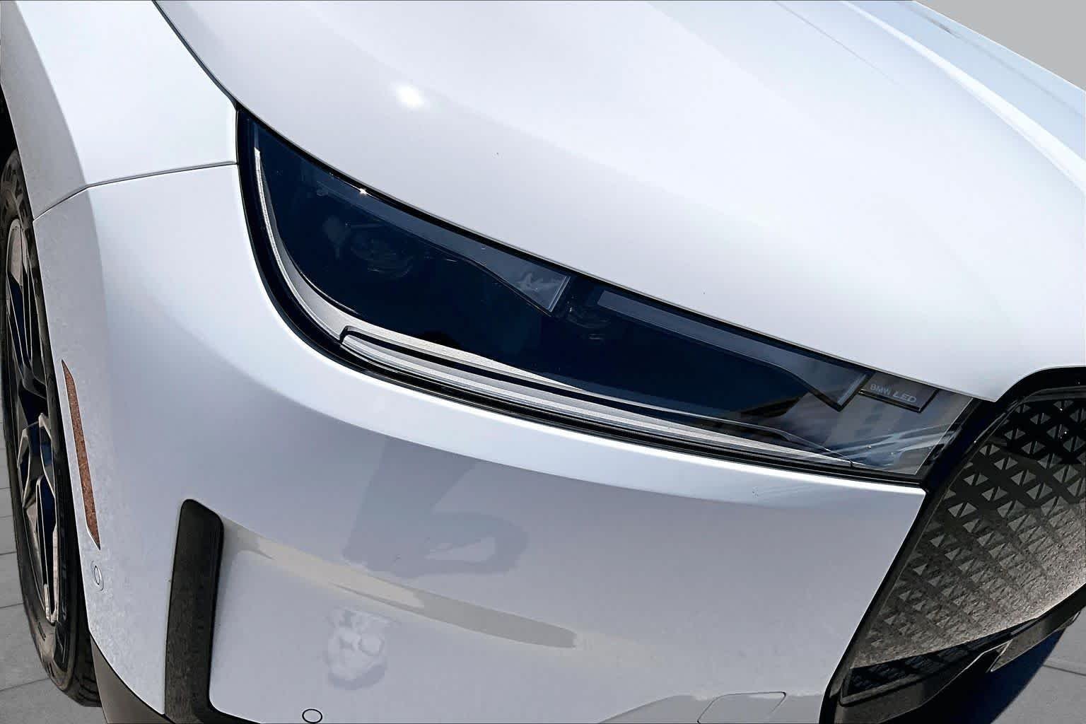 Used 2024 Alpine White BMW xDrive50 image 27