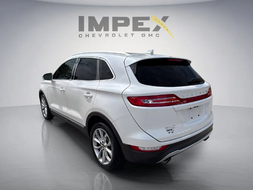 Used 2015 White Lincoln Base image 3