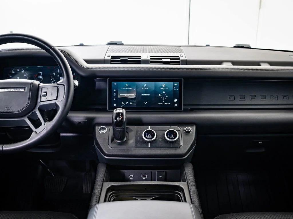 Used 2021 Fuji White Land Rover X-Dynamic HSE image 23