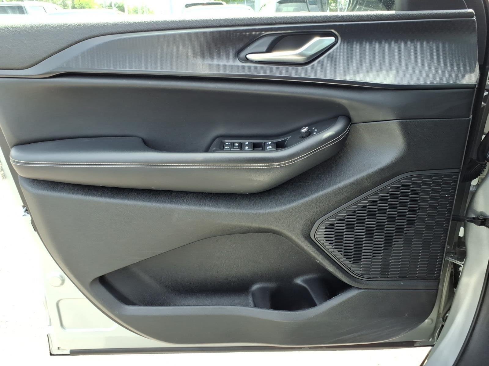 Used 2023 Silver Zynith Jeep Altitude image 28