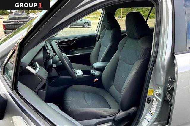 2022 Toyota RAV4 LE - Photo 9