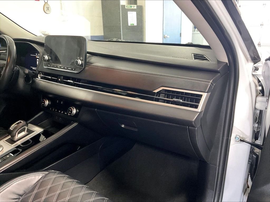 Used 2022 White Mitsubishi SEL image 13
