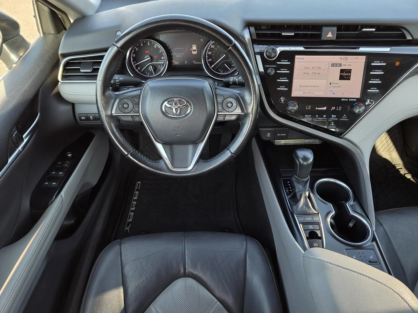 Used 2019 Celestial Silver Metallic Toyota XLE Auto (Natl) image 10