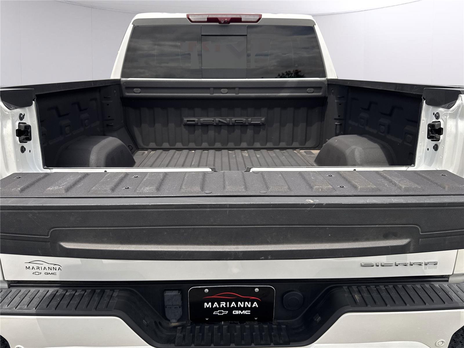 Used 2024 White Frost Tricoat GMC Denali Ultimate image 15