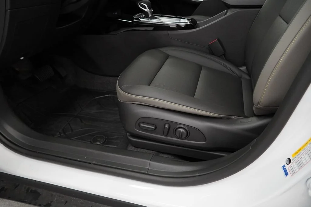 New 2026 Summit White Chevrolet ACTIV image 22
