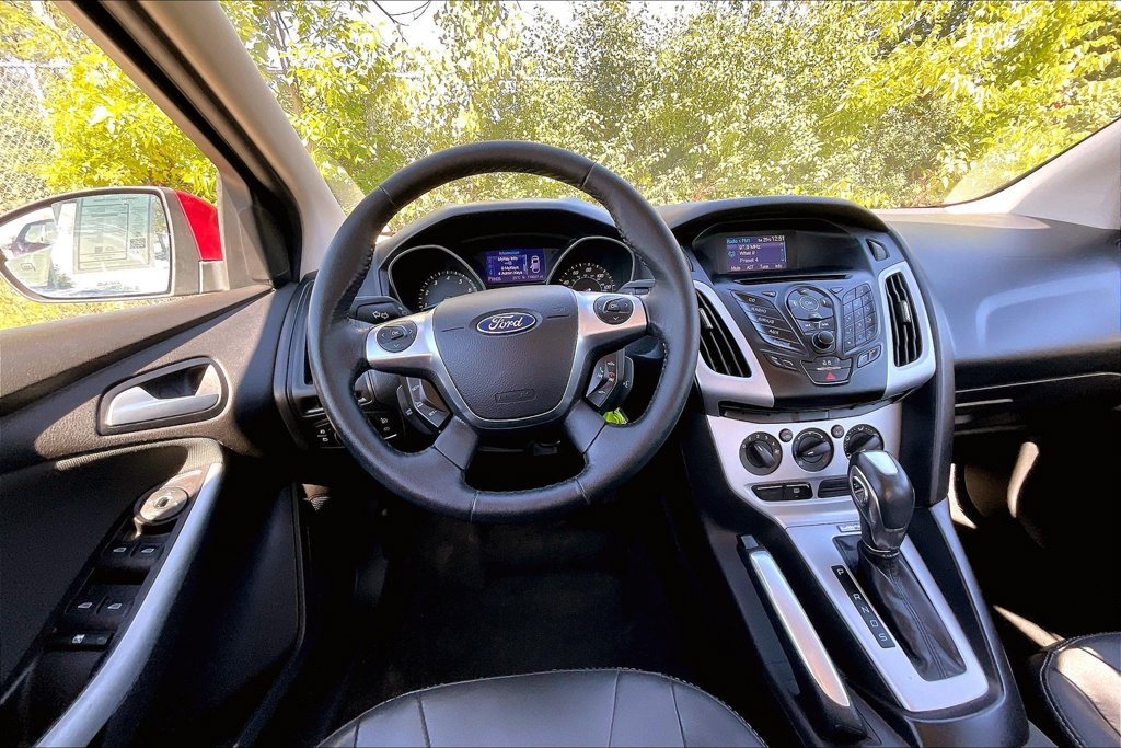 Used 2013 Red Ford SE image 5