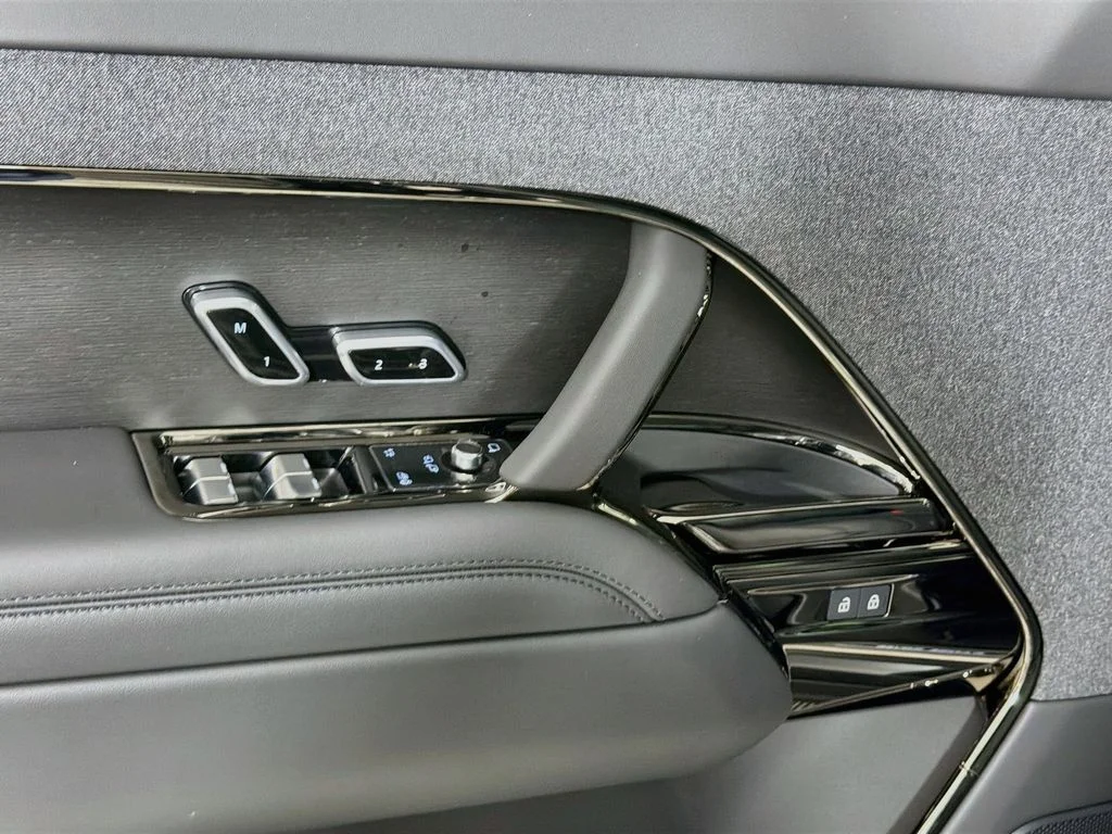 New 2026 Santorini Black Land Rover Dynamic SE image 18