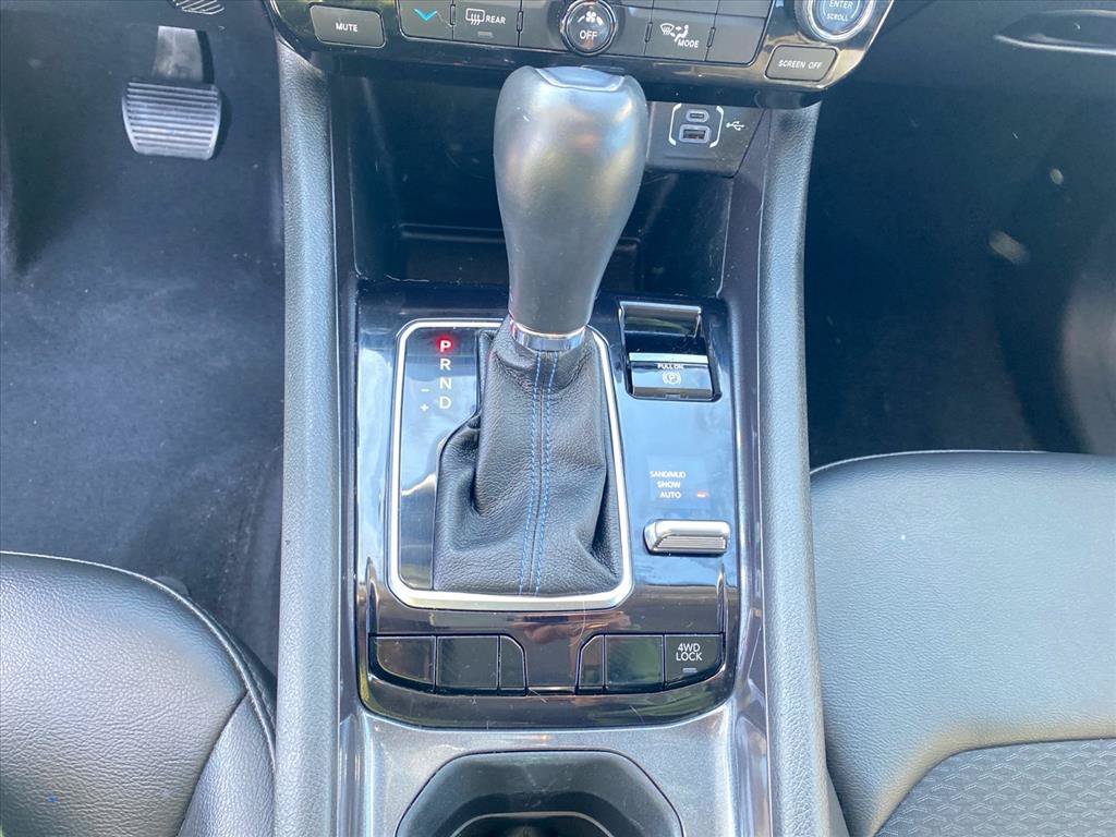 Used 2022 Bright White Clearcoat Jeep Latitude image 12