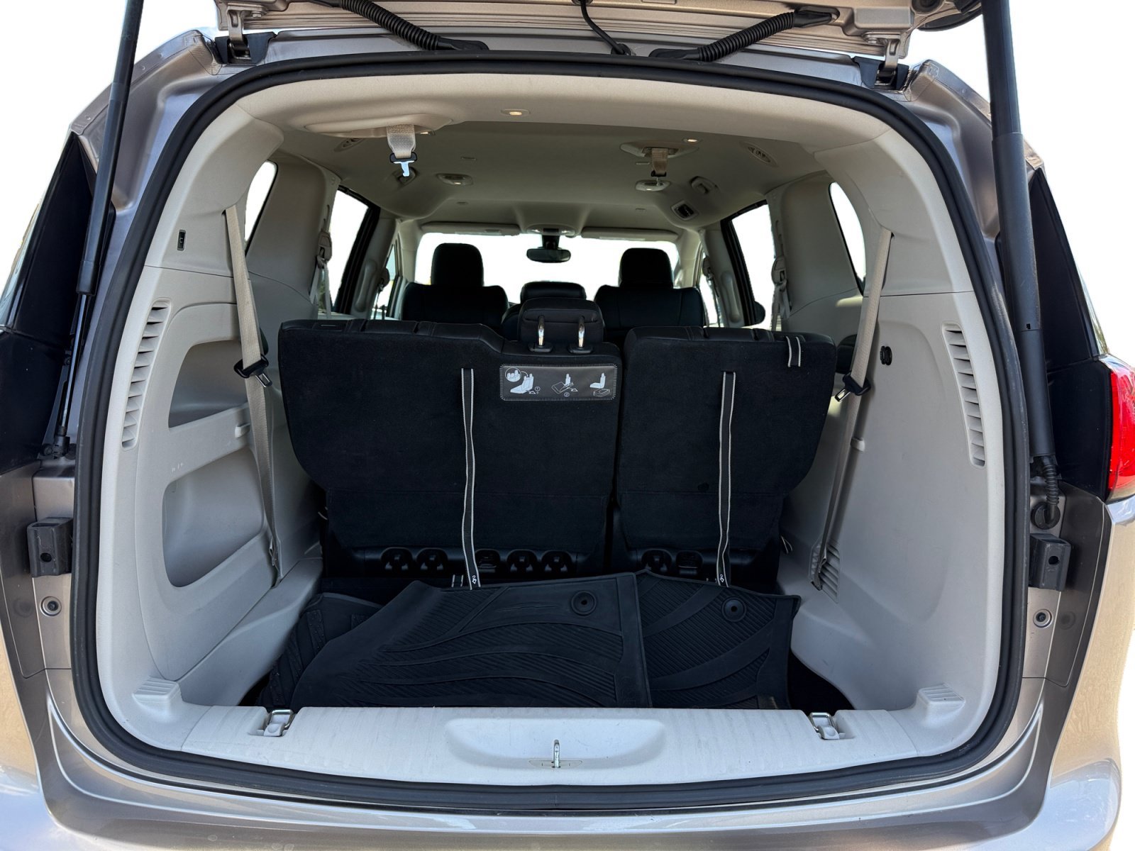 Used 2017 Molten Silver Chrysler Touring L image 17