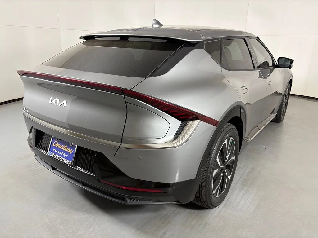 Used 2023 Gray Kia Wind image 8
