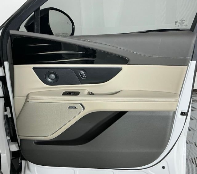 Used 2025 White Lincoln Reserve image 28