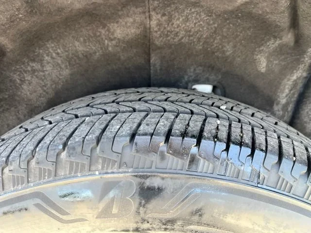 Used 2025 Summit White GMC Elevation image 9