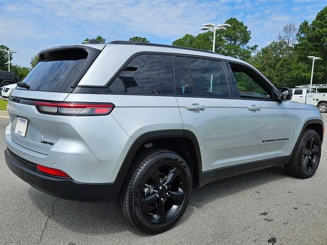 New 2025 Silver Zynith Exterior Paint Jeep Limited image 15