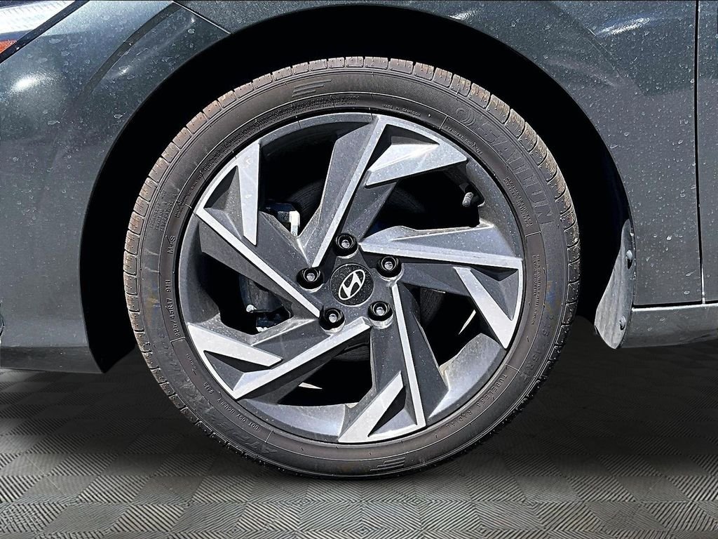 Used 2025 Gray Hyundai SEL Sport image 28
