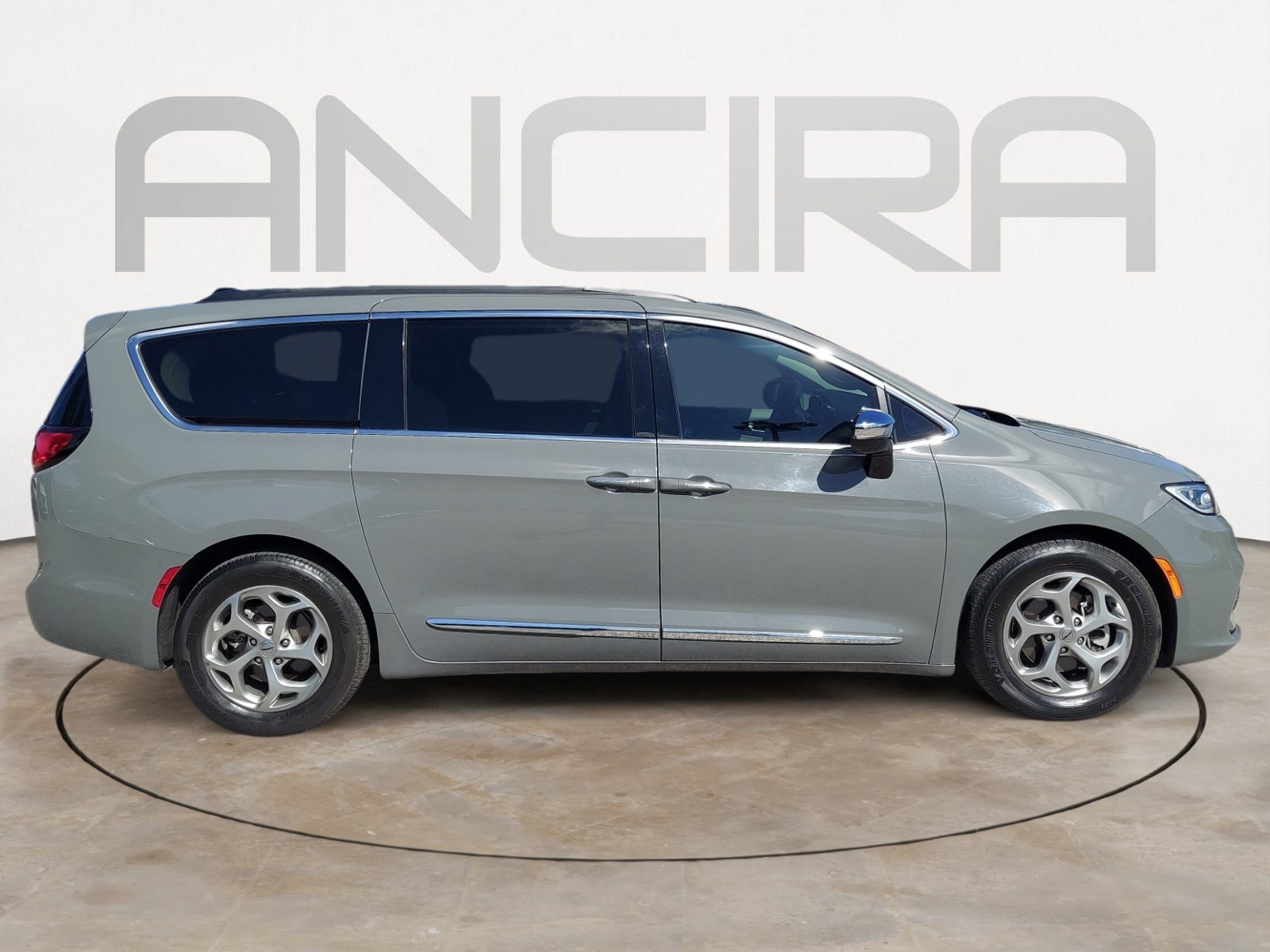 Used 2023 Ceramic Gray Clearcoat Chrysler Limited image 11
