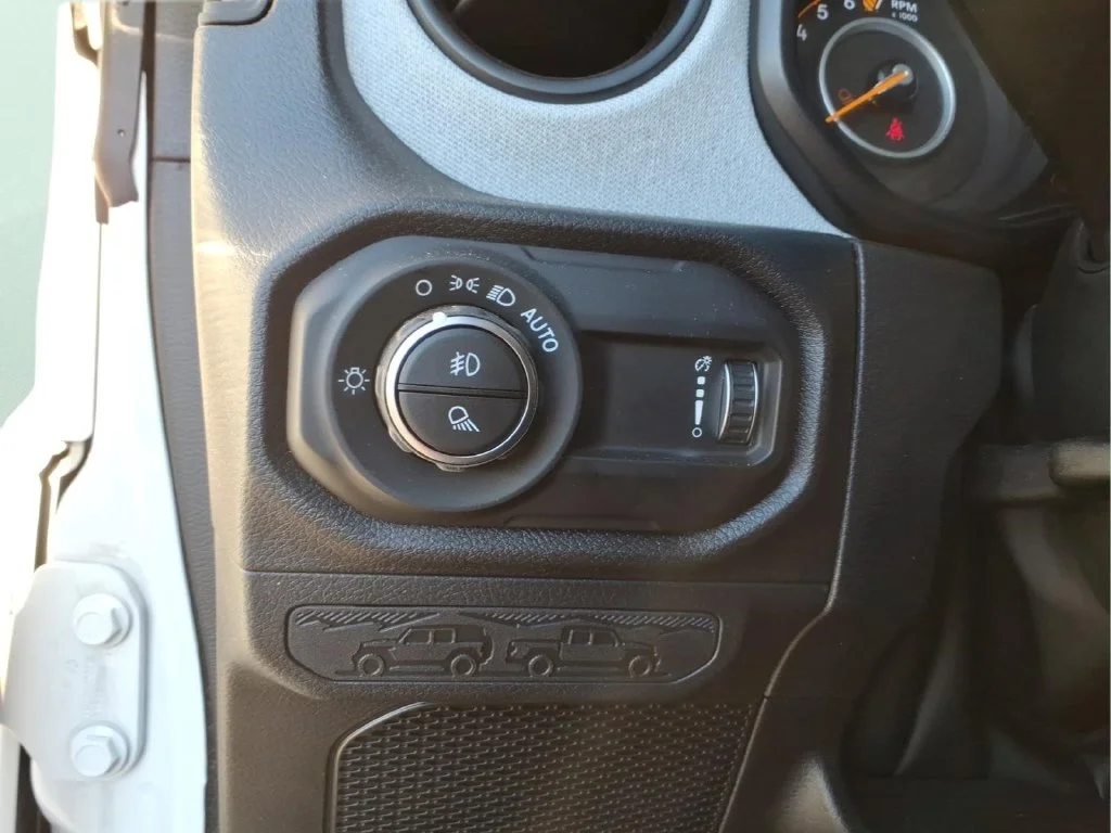 Used 2025 White Jeep Sport S image 20