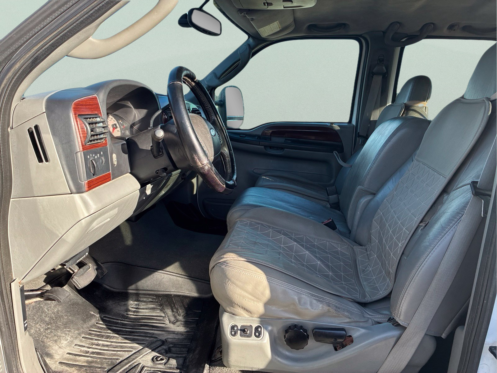 Used 2005 White Ford Lariat image 9