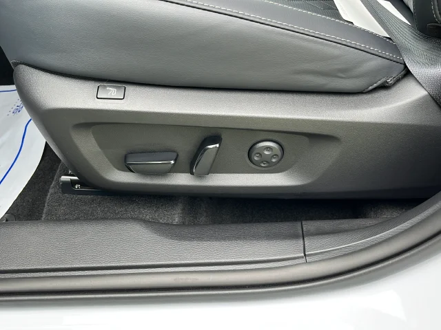 Used 2025 White Mitsubishi SEL Black Edition image 17