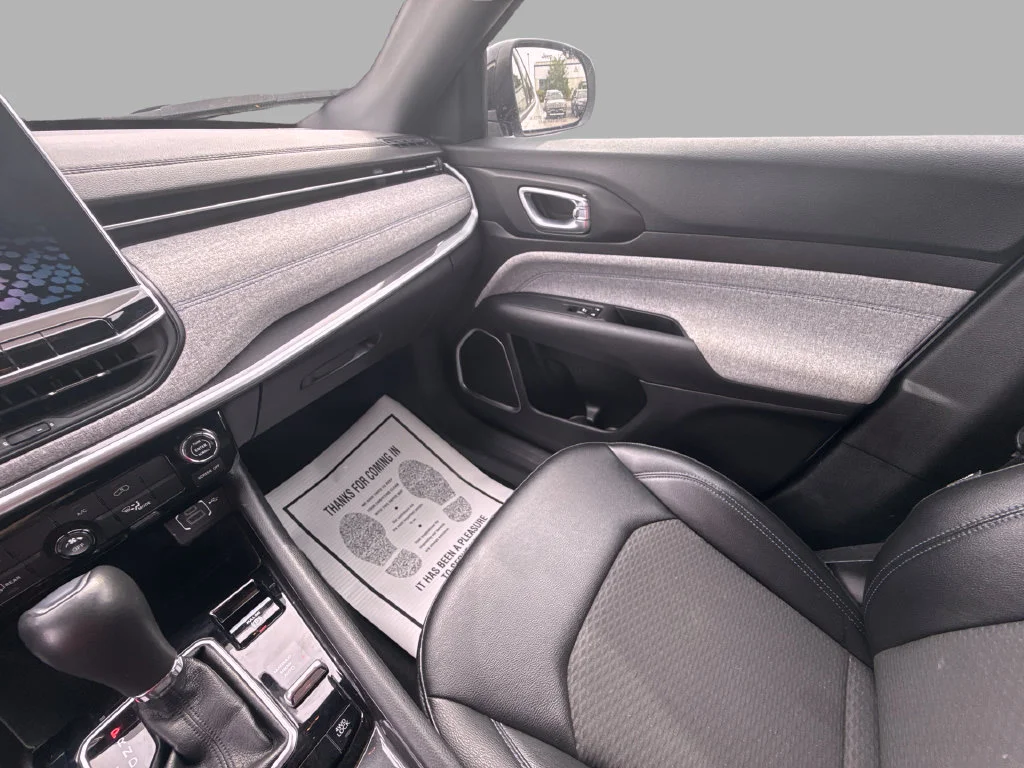 Used 2024 White Jeep Latitude image 21