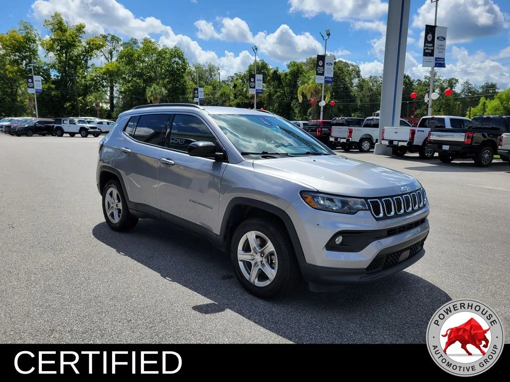 Used 2024  Jeep Latitude image 8