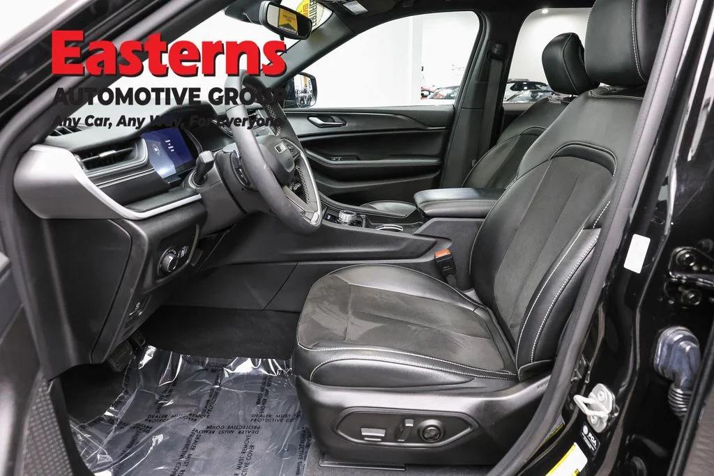 Used 2024 Black Jeep Altitude image 14