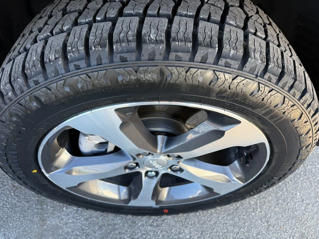 Used 2022 White Jeep 4xe image 4