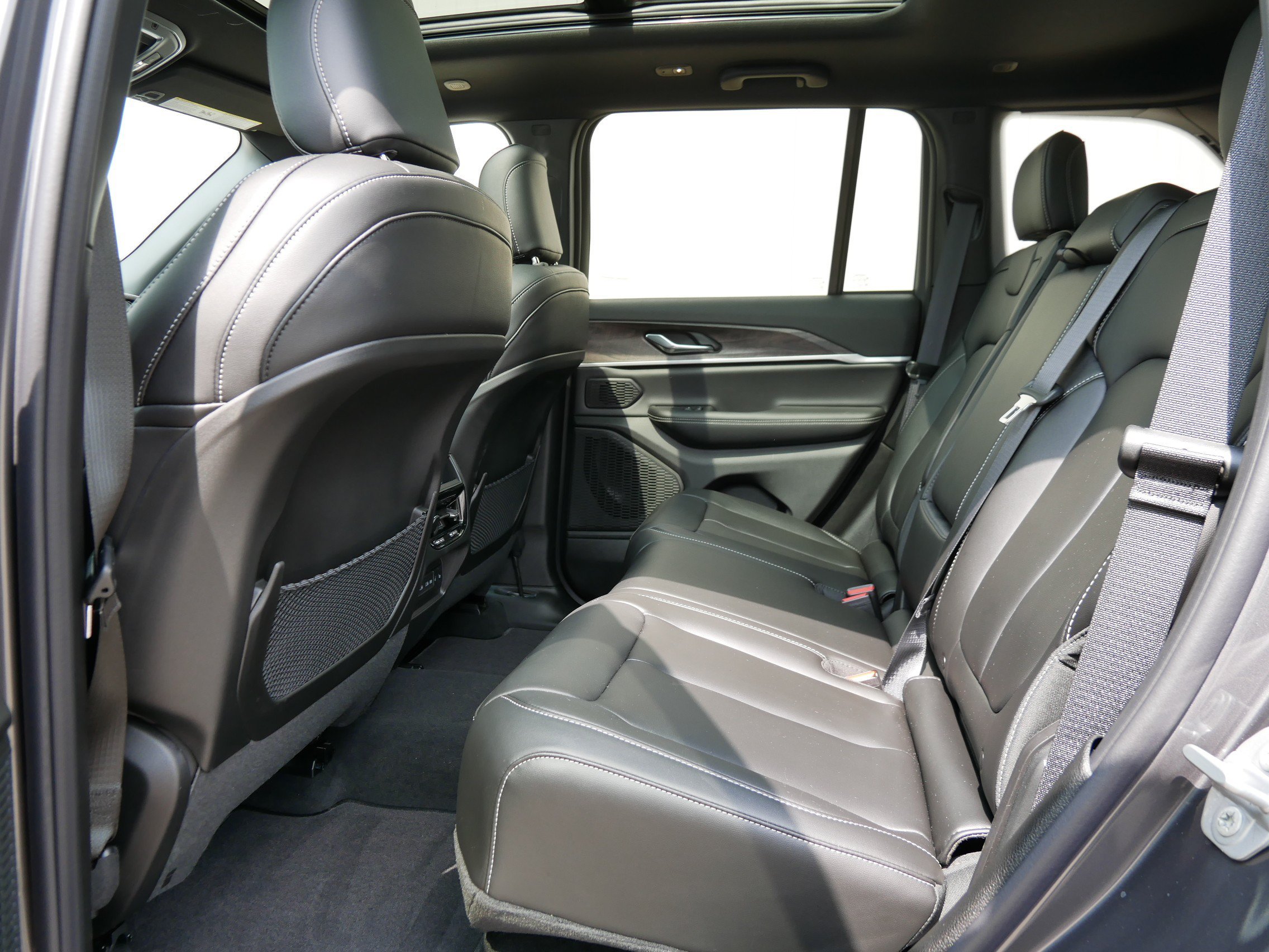 New 2026 Baltic Gray Metallic Clear-Coat Exterior Paint Jeep Limited image 8