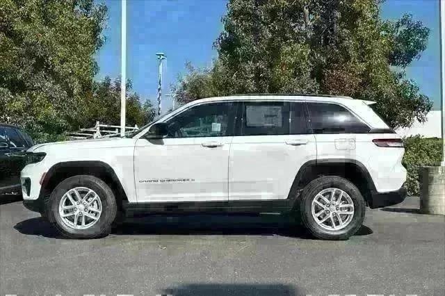 New 2025 Bright White Clear-Coat Exterior Paint Jeep Laredo X image 7