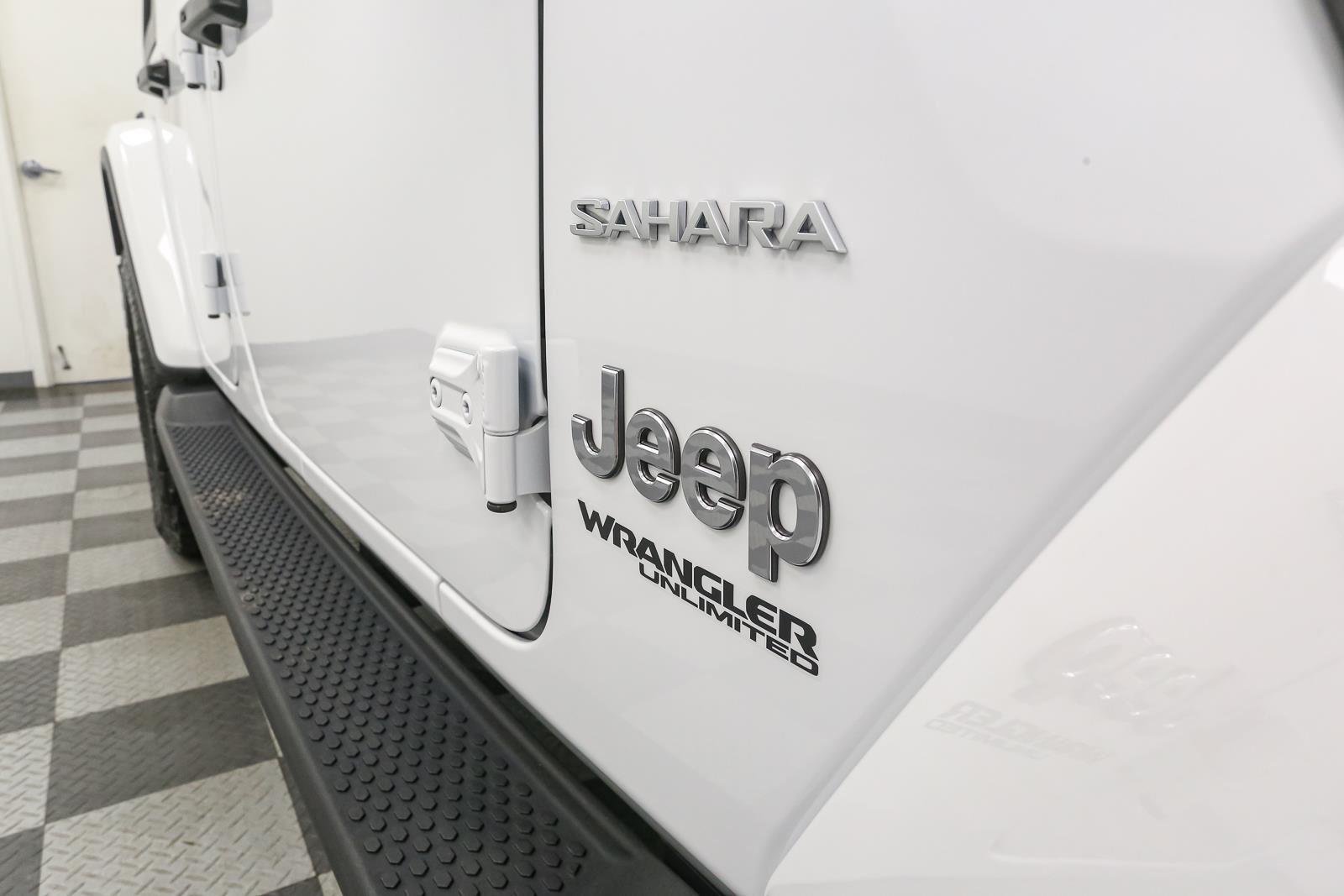 Used 2022 Bright White Clearcoat Jeep Unlimited Sahara image 8