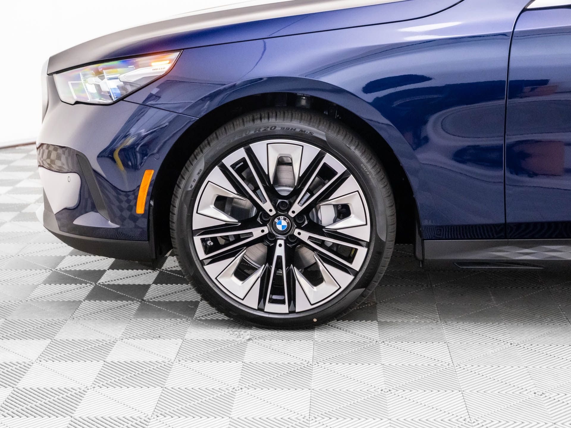 New 2026 Tanzanite Blue II Metallic BMW 530i xDrive image 34