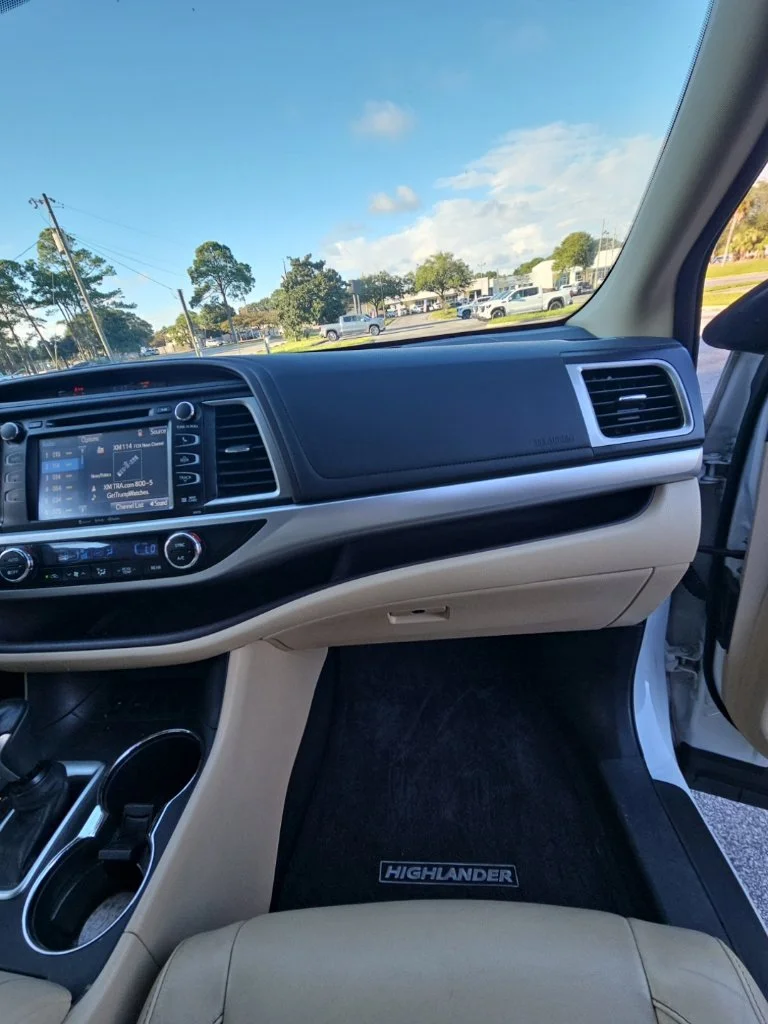 Used 2017 White Toyota XLE image 25