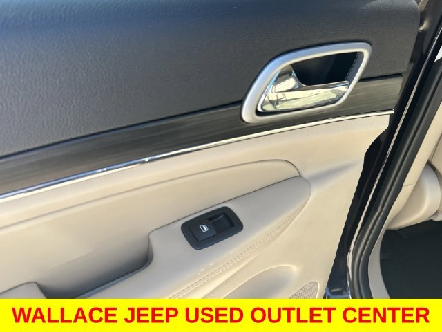Used 2020  Jeep Limited image 14