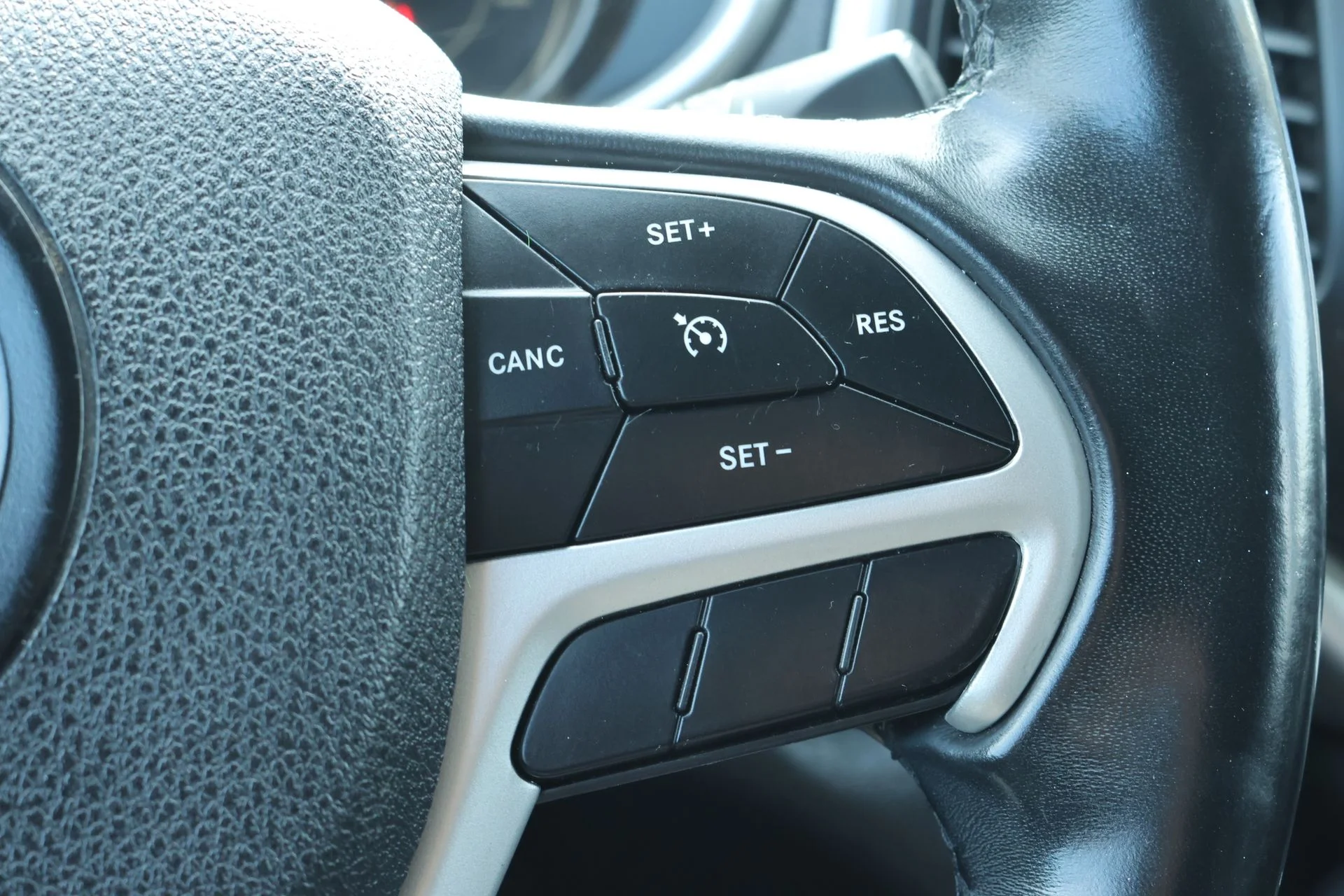 Used 2018 Gray Jeep Latitude Plus image 10