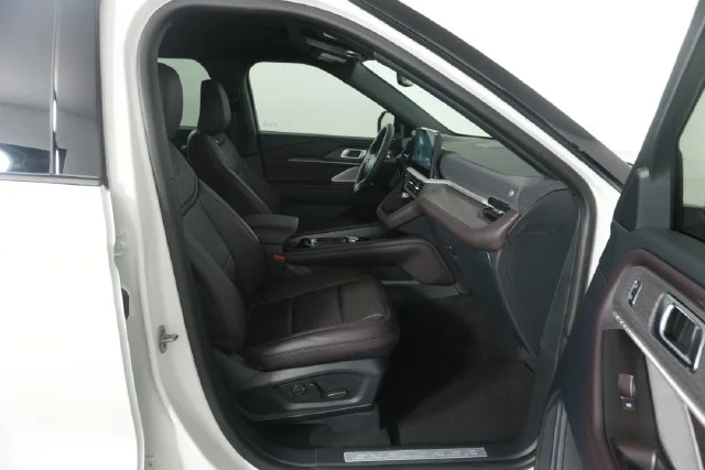 New 2027 Star White Metallic Tri-Coat Ford Platinum™ image 33
