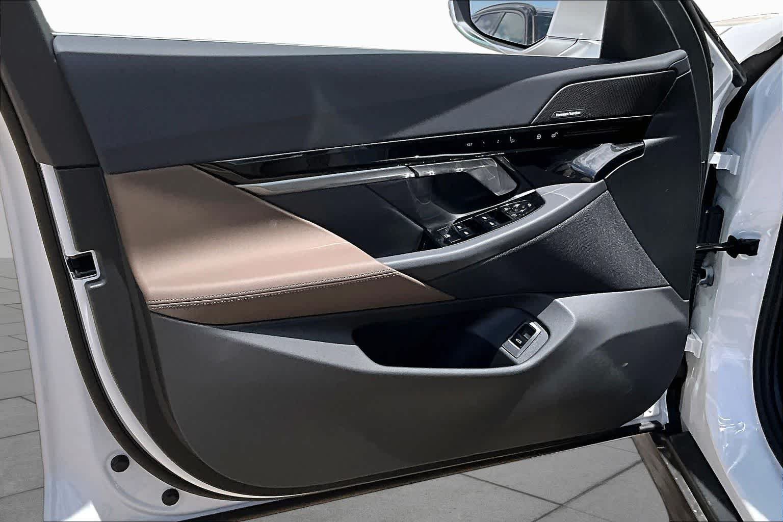 New 2026 Mineral White Metallic BMW 530i xDrive image 10