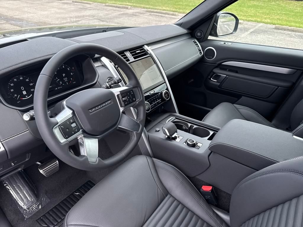 Used 2025 Black Land Rover Dynamic SE image 14