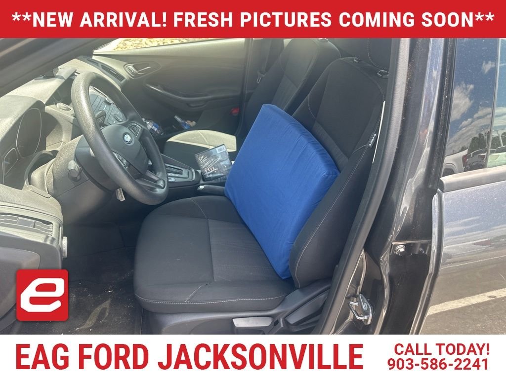 2018 Ford Focus Sedan S's photo