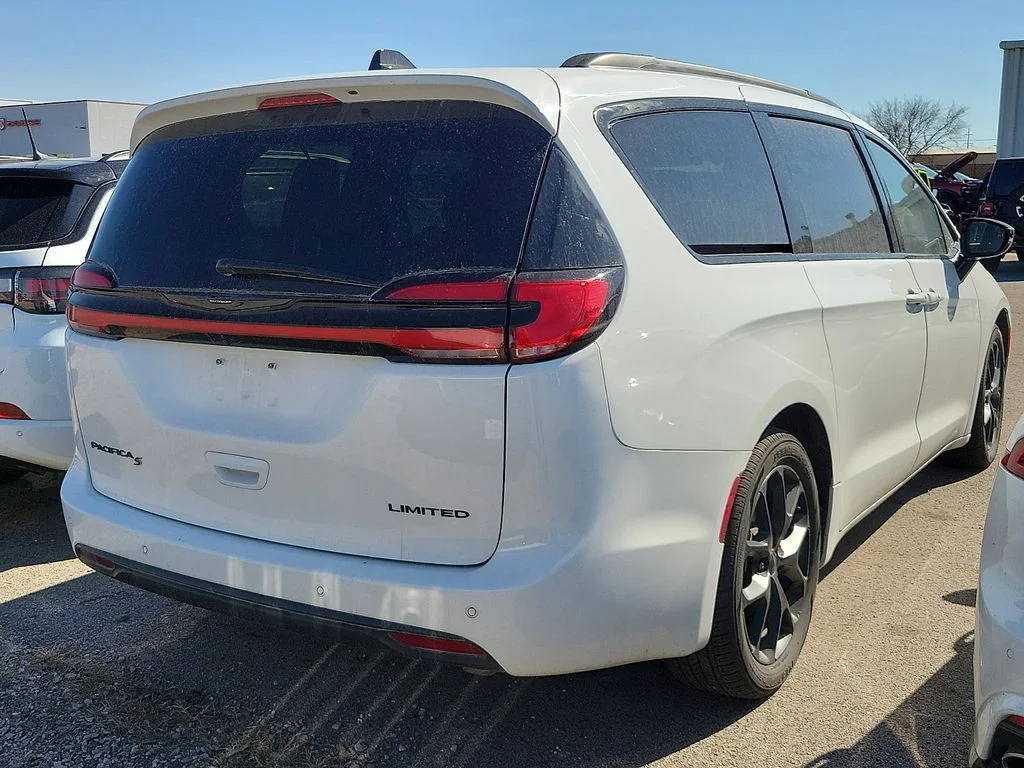 Used 2025 White Chrysler Limited image 4