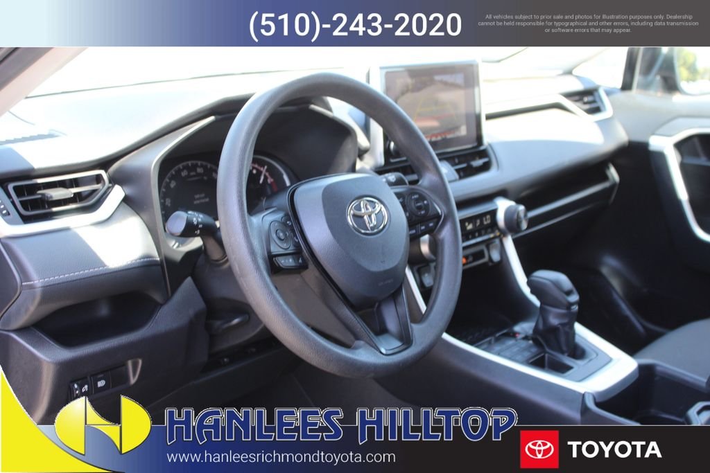 2025 Toyota RAV4 XLE - Photo 11