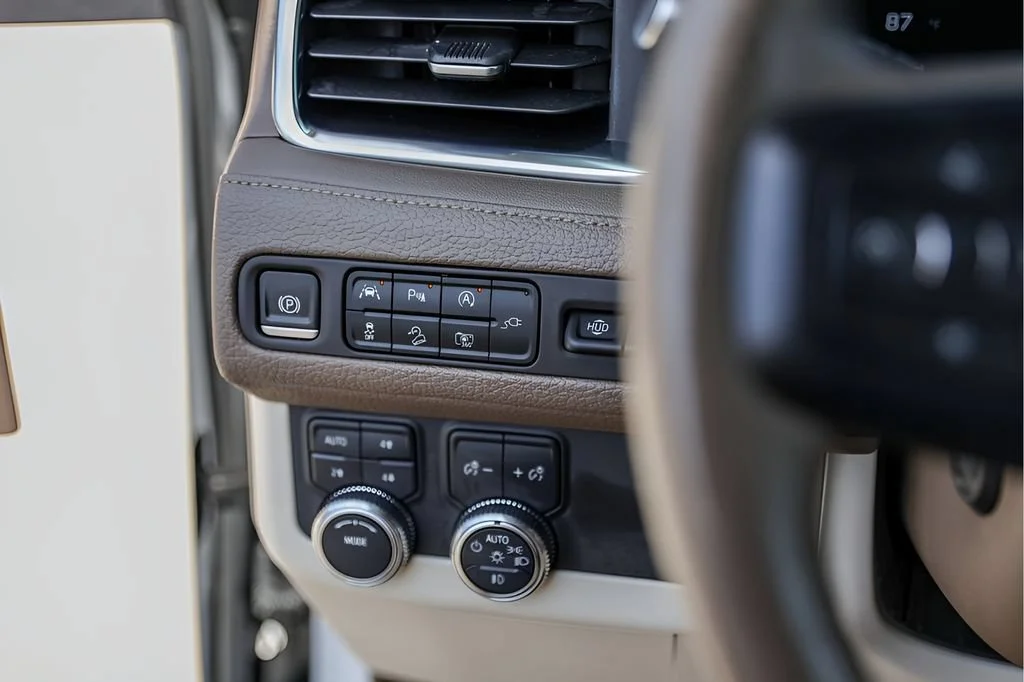 Used 2022 WHITE FROST TRICOAT GMC Denali image 18