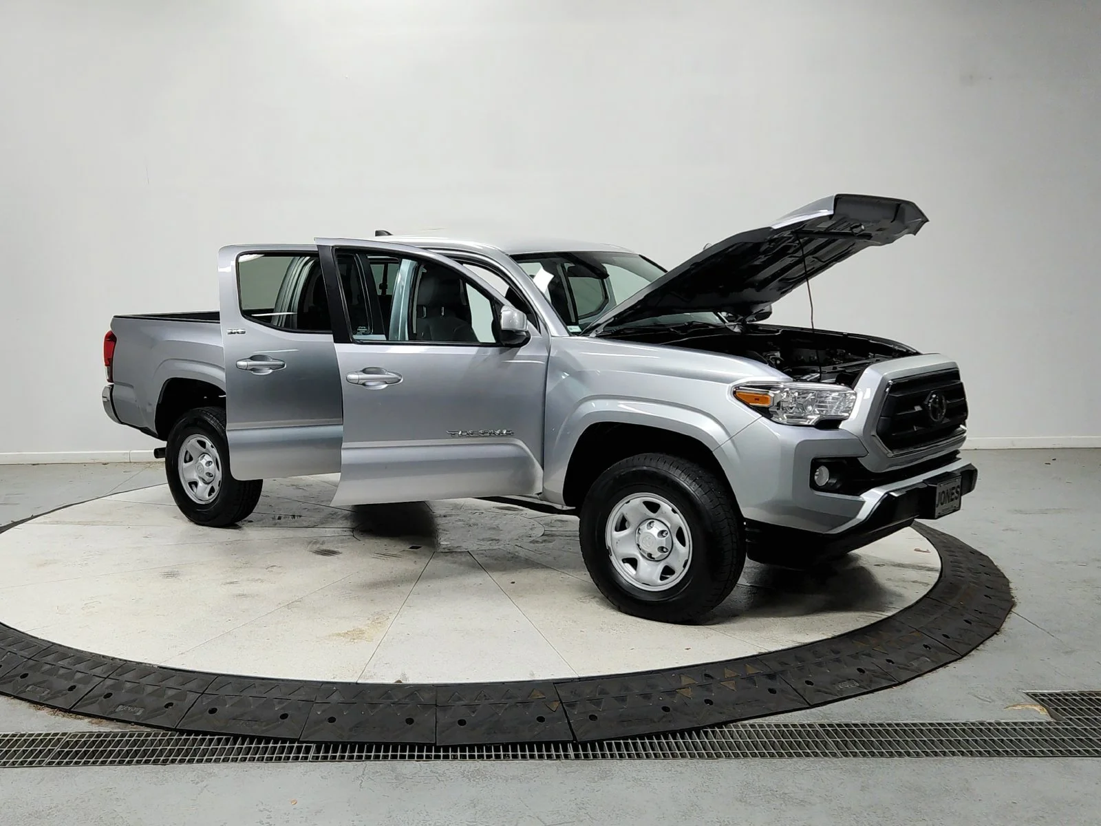 Used 2022 Silver Toyota SR5 image 10