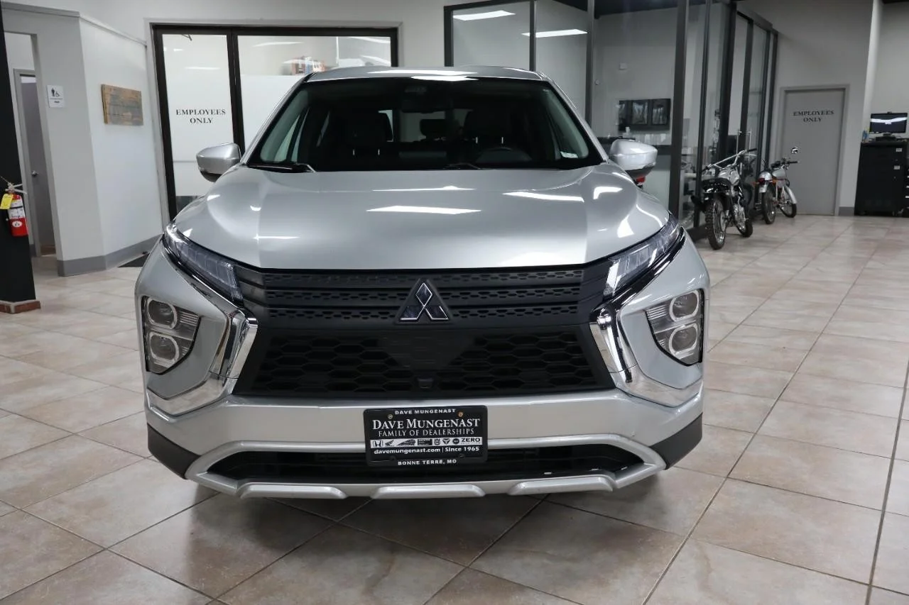 Used 2024 Alloy Silver Metallic Mitsubishi SE image 8