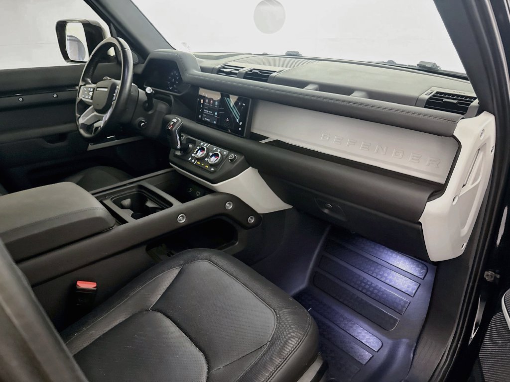 Used 2024 Black Land Rover X-Dynamic SE image 29