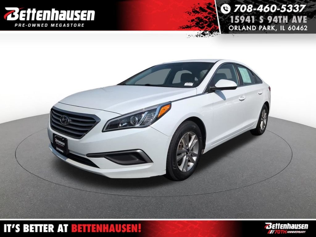 Used 2017 White Hyundai Base image 1