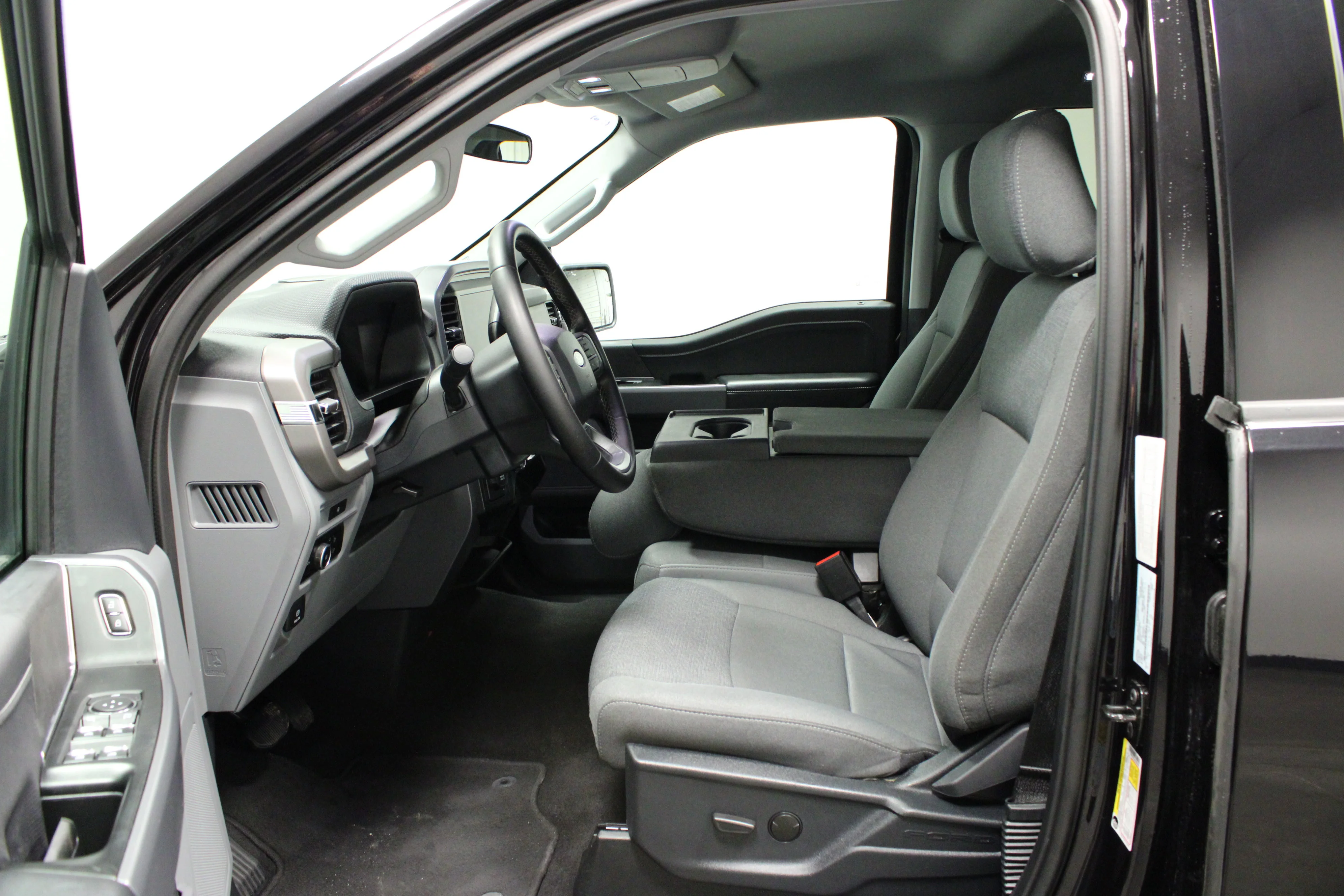 Used 2025 Agate Black Metallic Ford XLT image 18